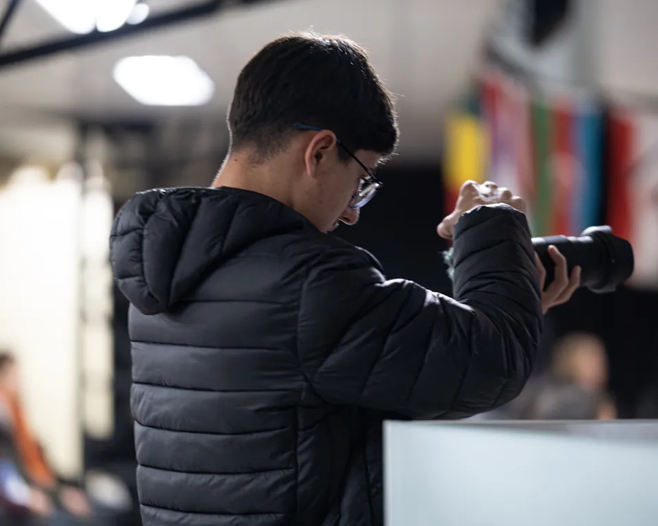 Murilo Andrade fotografando durante um evento